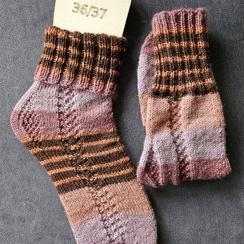 Wow...bei etlichen anderen Beschreibungen habe ich an der Ferse versagt...- BIS JETZT 😍 Seither stricke ich bereits das 8.Paar und variiere immer beim Schaft. VIELEN DANK für die tolle Anleitung, damit auch ich endlich schaffe Socken zu stricken 😅 ❤️💛💚