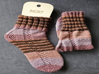 Wow...bei etlichen anderen Beschreibungen habe ich an der Ferse versagt...- BIS JETZT 😍 Seither stricke ich bereits das 8.Paar und variiere immer beim Schaft. VIELEN DANK für die tolle Anleitung, damit auch ich endlich schaffe Socken zu stricken 😅 ❤️💛💚