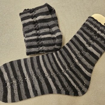 Wow...bei etlichen anderen Beschreibungen habe ich an der Ferse versagt...- BIS JETZT 😍 Seither stricke ich bereits das 8.Paar und variiere immer beim Schaft. VIELEN DANK für die tolle Anleitung, damit auch ich endlich schaffe Socken zu stricken 😅 ❤️💛💚