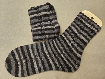 Wow...bei etlichen anderen Beschreibungen habe ich an der Ferse versagt...- BIS JETZT 😍 Seither stricke ich bereits das 8.Paar und variiere immer beim Schaft. VIELEN DANK für die tolle Anleitung, damit auch ich endlich schaffe Socken zu stricken 😅 ❤️💛💚