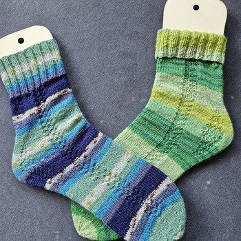 Wow...bei etlichen anderen Beschreibungen habe ich an der Ferse versagt...- BIS JETZT 😍 Seither stricke ich bereits das 8.Paar und variiere immer beim Schaft. VIELEN DANK für die tolle Anleitung, damit auch ich endlich schaffe Socken zu stricken 😅 ❤️💛💚