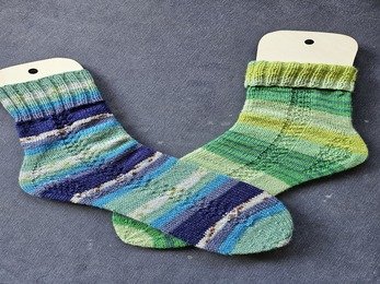 Wow...bei etlichen anderen Beschreibungen habe ich an der Ferse versagt...- BIS JETZT 😍 Seither stricke ich bereits das 8.Paar und variiere immer beim Schaft. VIELEN DANK für die tolle Anleitung, damit auch ich endlich schaffe Socken zu stricken 😅 ❤️💛💚