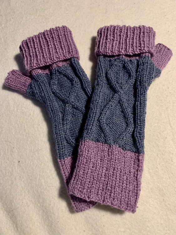 Armstulpen &quot;Highland Mitts&quot; mit Zopfmuster, Strickanleitung für 3 Größen