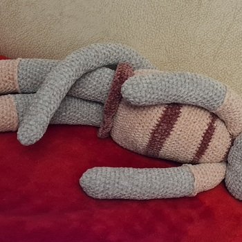 Die Mieze zu häkeln geht sehr schnell und ist als Mitbringsel von meiner Tochter gewünscht worden für ihr Baby was Stichtag am 24. Dezember hat . Ich bin gespannt,  der große Bruder wurde am 31 Dezember geboren ,war also der Knaller 🤣🤣🤣