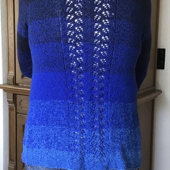 Danke für die tolle Anleitung!! Es hat total Spaß gemacht, die Jacke zu stricken. Ich habe das Ajourmuster auch im Ärmel verwendet.