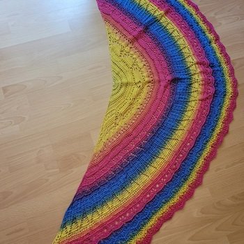 Meine liebe Häkelfreundin nahm mich untere ihre Fittiche und gemeinsam haben wir in vielen gemütlichen Abenden dieses wunderschöne Mustertuch gehäkelt: ich Regenbogen bunt und sie grautönig.
