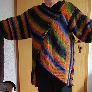 Beschreibung verständlich ich machte daraus eine Long-Jacke. Ärmel etwas anders gehäkelt. Ich bin kein Anfänger, bekam insoweit keine Probleme, musste nur manchmal etwas grübeln. Der Pfiff der Jacke sind die vorderen schrägen Teile, die auch in andere Richtung gehäkelt werden kann, was die Häkelschrift problemlos
zuläßt.