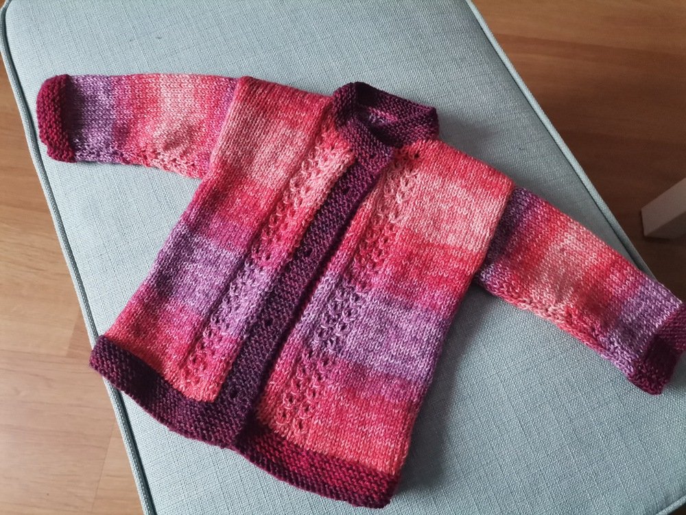 Strickanleitung für ein Babyjäckchen mit Pfauenmuster Größe 68/74