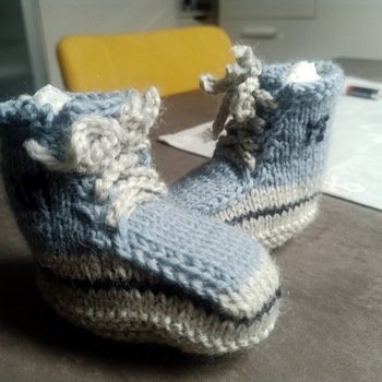 Super leicht zu strickende Booties. Nur die Lasche wird mit 10 Maschen anstatt 9 gestrickt damit die Seiten die gleiche Maschenzahl hat. 😉