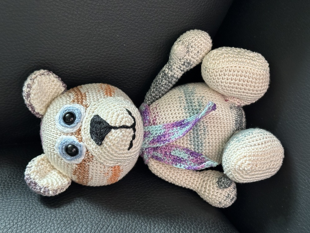 cuddling bear - crochet patterns