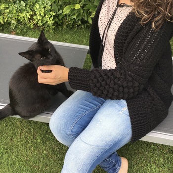 Schon vor einer Weile entstanden.
Ich liebe die Jacke 😍.
Meine Arbeit 🧶, mein 🐈‍⬛, mein Foto 📸.