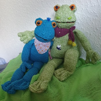 Frosch Luis der Zweite. Nr 3 mit noch dünnerer und Nr 4 mit endlich gefundener dicker Wolle - und damit größer- sind in Arbeit. (Die Originalwolle ist nicht Mehr erhältlich.) Die Hände habe ich wieder abgewandelt.