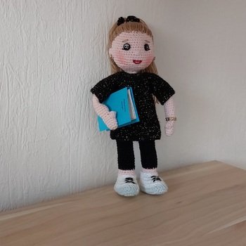 Die Lehrerin ist fertig, sie trägt gern schwarz. Hoffentlich gefällt's.
Tolle AL vielseitig verwendbar.