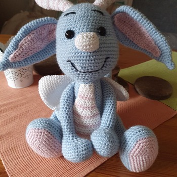 So niedlich und genau die richtige Größe. Die Anleitung ist verständlich und es macht Spaß zu häkeln. Mein Enkelkind liebt ihren Babydrachen💕👍Vielen Dank für diese gute Anleitung 🙏