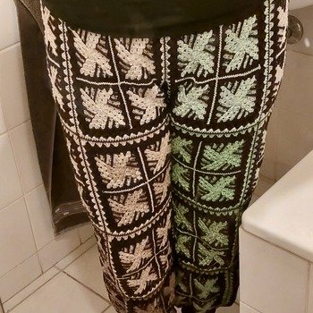 Ein tolles Granny! Ich hab einige kleine Details abgewandelt. Es war viel Arbeit, aber es hat sich gelohnt. Ich liebe meine neue Hose. Für die Gestaltung der Hose habe ich nach dieser Anleitung gearbeitet.
https://www.crazypatterns.net/de/items/19943/retro-wellnesshose
Herzlichen Dank an beide Autoren für die Anleitungen