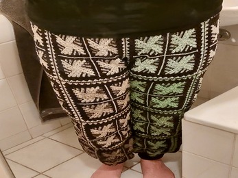 Ein tolles Granny! Ich hab einige kleine Details abgewandelt. Es war viel Arbeit, aber es hat sich gelohnt. Ich liebe meine neue Hose. Für die Gestaltung der Hose habe ich nach dieser Anleitung gearbeitet.
https://www.crazypatterns.net/de/items/19943/retro-wellnesshose
Herzlichen Dank an beide Autoren für die Anleitungen