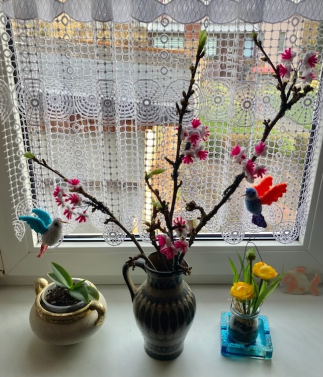 Little flying birds hanging decor &amp; flower stakes simply from leftover yarn