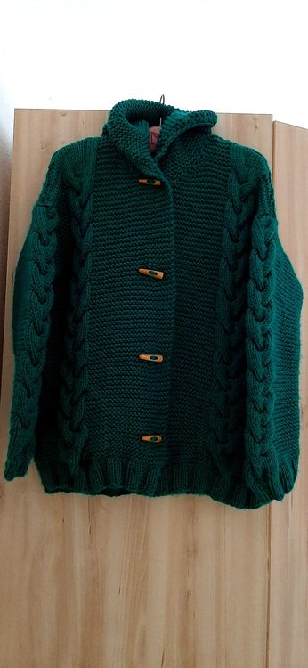 Anleitung Strickjacke mit Zopfmuster und großer Kapuze