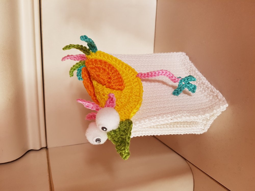 Gift bag Colorful bird - simply from scraps of yarn