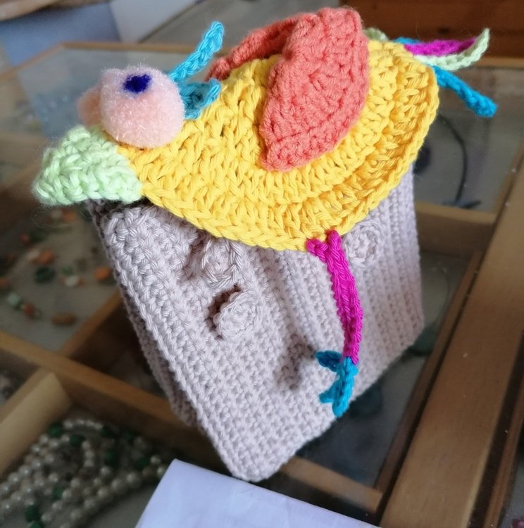 Gift bag Colorful bird - simply from scraps of yarn