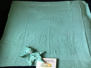Danke,danke,danke 🙏 dass ich das stricken durfte 🤩.
Als ich diese Decke auf Instgram entdeckte hatte ich Tränen in den Augen.
„Der Kleine und der Große Hase „
Bis zum Mond und wieder zurück habe ich dich lieb. (Das Lieblingsbuch meiner Tochter )
Wenn ich diese Decke zur Geburt verschenkt habe kann ich das auch auf Instagram posten . ♥️@meinwollgefummel