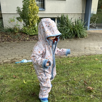 War ganz einfach zu nähen. Super beschrieben. Winzig; ich hab keinen Falzgummi gefunden… und niemand konnte mit weiter helfen 😂 ich hab mich dann für dehnbares Schregband entschieden um die Kanten einzu fassen. Ging auch gut, einziges Problem: es wird halt wirklich nass im Regen. Aber für dauer Regen eignet sich Softshell eh nicht so gut. Aber jetzt bleibt meine Maus trocken und warm. Gerade rechtzeitig zum Herbstwetter fertig geworden.