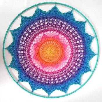 Tolle Anleitung! Gut zum nachhäkeln!
Ich habe das Mandala in einen Metrallring mit 75cm Durchmesser eingehäkelt.