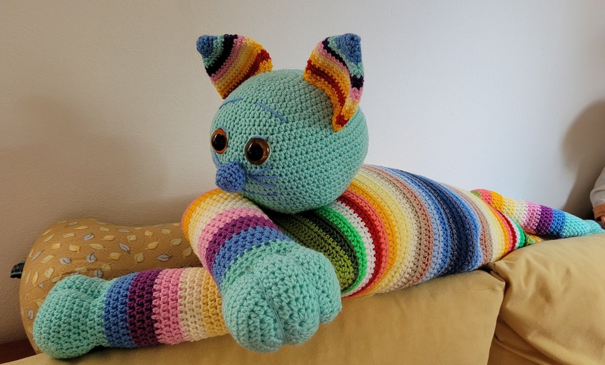 Häkelanleitung Kuschelkissen Regenbogenkatze