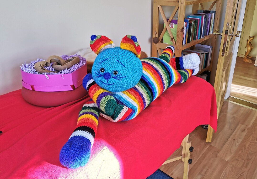 Häkelanleitung Kuschelkissen Regenbogenkatze