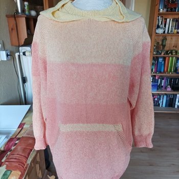 Ich durfte den Pullover probearbeiten, eine absolut tolle Anleitung, verständlich geschrieben. Es hat mir sehr viel Freude gemacht.