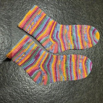 Mein erstes Paar Häkelsocken, herzlichen Dank! Ich habe nach der schriftlichen Anleitung gearbeitet und bei Problemen noch Dein Video zur Unterstützung genutzt! Lieben Dank für die freundliche Unterstützung