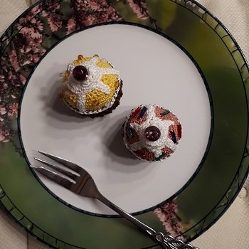 Bei dieser süßen Verlockung, da musste ich doch gleich zwei Muffins häkeln. Die AL ist super, und vor allem sind diese Mini-Muffins an einem Abend fertig. Sehen zum Anbeissen aus.
Hier sind meine beiden Exemplare (Vanille mit Krokant und Zuckerstreu, und Kirsch-oder Himbeer-Muffin mit bunten Streuseln. Mmh lecker