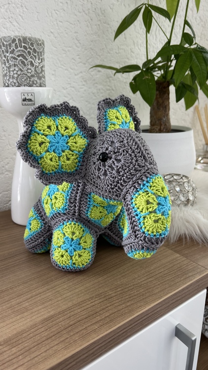 Emil The Baby - Elephant with African Flowers crochet pattern PDF DYN