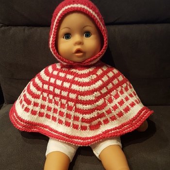 Meine kleine Mia freut sich über ihren neuen Poncho.