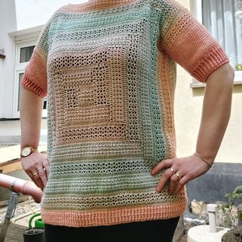 Ein großartige Anleitung mit richtig schickem Ergebnis. Mein Sweepy Pulli ist nur mit kurzen Ärmeln, keinem Rollrand am Halsausschnitt aber ich habe ihm noch ein Bündchen verpasst.