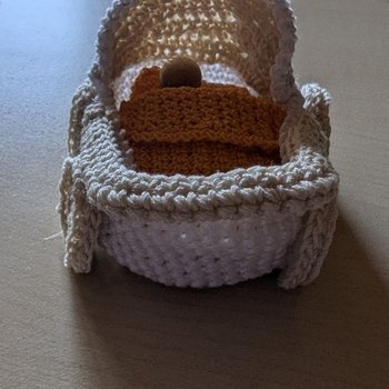 ich habe den Kinderwagen in beige und weiß gehäkelt, weil wir noch nicht wissen, was es wird. Ich brauche diesen als Geschenk dann zur Geburt. Es hat soooo viel Spaß gemacht und die Anleitung war auch sehr gut. ich habe dann in orange ein kleines Kopfkissen und eine kleine Decke gehäkelt, eine kleine Holzkugel auf einen Zahnstocher geklebt, einen Geldschein klein zusammengefaltet, den Zahnstocher dazwischen geschoben und unter die Decke gelegt, so schaut jetzt ein kleines Köpfchen aus dem Kinderwagen und unter der Bettdecke befindet sich dann Geld