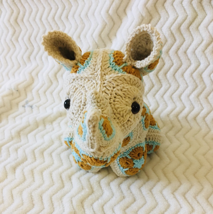 Robert the Baby-Rhino with African Flowers crochetpattern PDF DYN