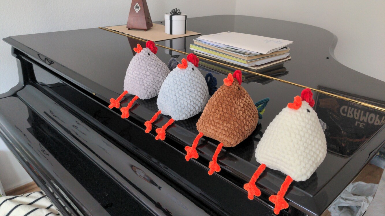 &quot;Sweet Big Chicks&quot; - Crochet pattern for hens to cuddle