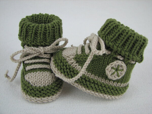 baby boots -- knitting pattern