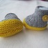 Strickanleitung Babyschuhe Grau Gelb- ohne Nadelspiel- von 0-6 Monate tragbar, perfekt für Anfänger