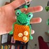 Häkelanleitung für einen quakigen Taschenbaumler Frosch Amigurumi