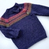 Kinderpullover mit Raglanpasse und Knopfleiste