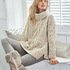 Strickanleitung: Beige-Silber melierter Pulli mit breitem Mittelzopf