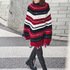 Strickanleitung: Gestreiftes Fake-Fur Cape mit Bommeln