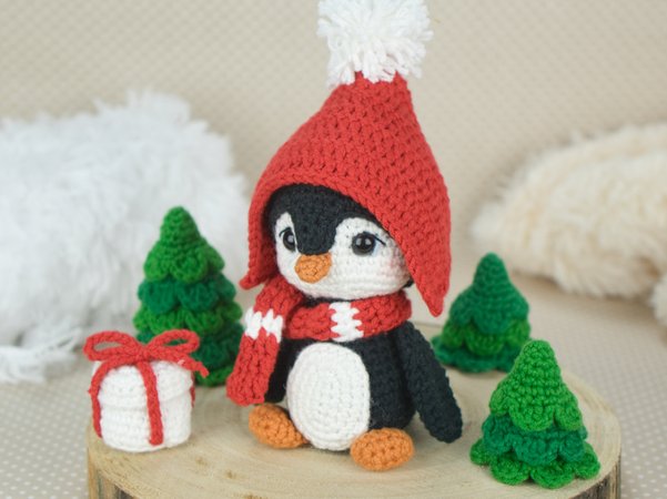 Pinguin stehend mit rot-weißer Ringelmütze