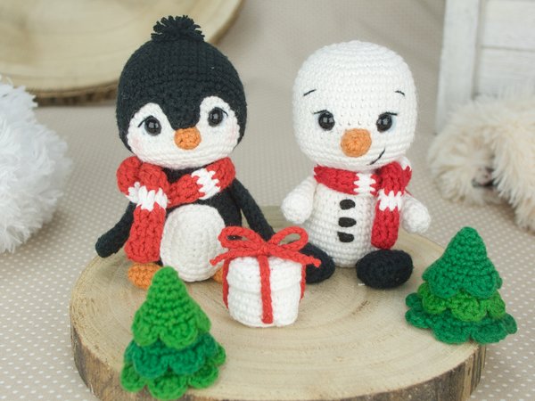 Pinguin stehend mit rot-weißer Ringelmütze