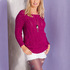 Himbeerfarbener Pulli mit Ajourmuster