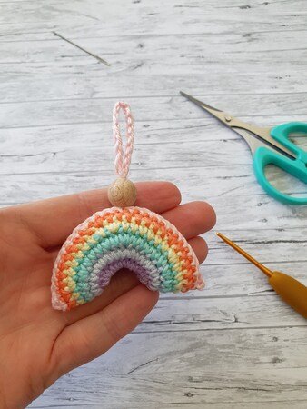 1000 rainbow bands +2 small crochet hooks +24 white S-buckle +1 fish bone  slingshot +5 soft glue pendants, band color random