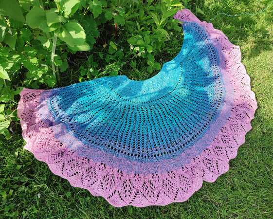 Ritona - filigree semi-circular cloth - knitting pattern