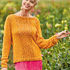 Orangener Strickpullover mit Musterbordüre als Raglan von oben